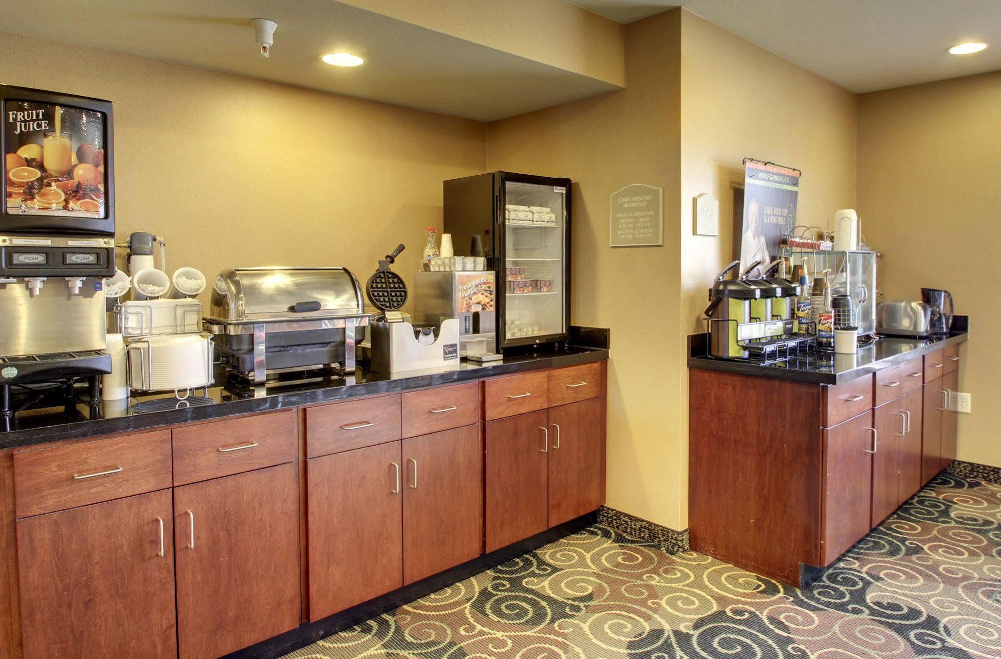 Cobblestone Inn & Suites - Hartington Exteriör bild